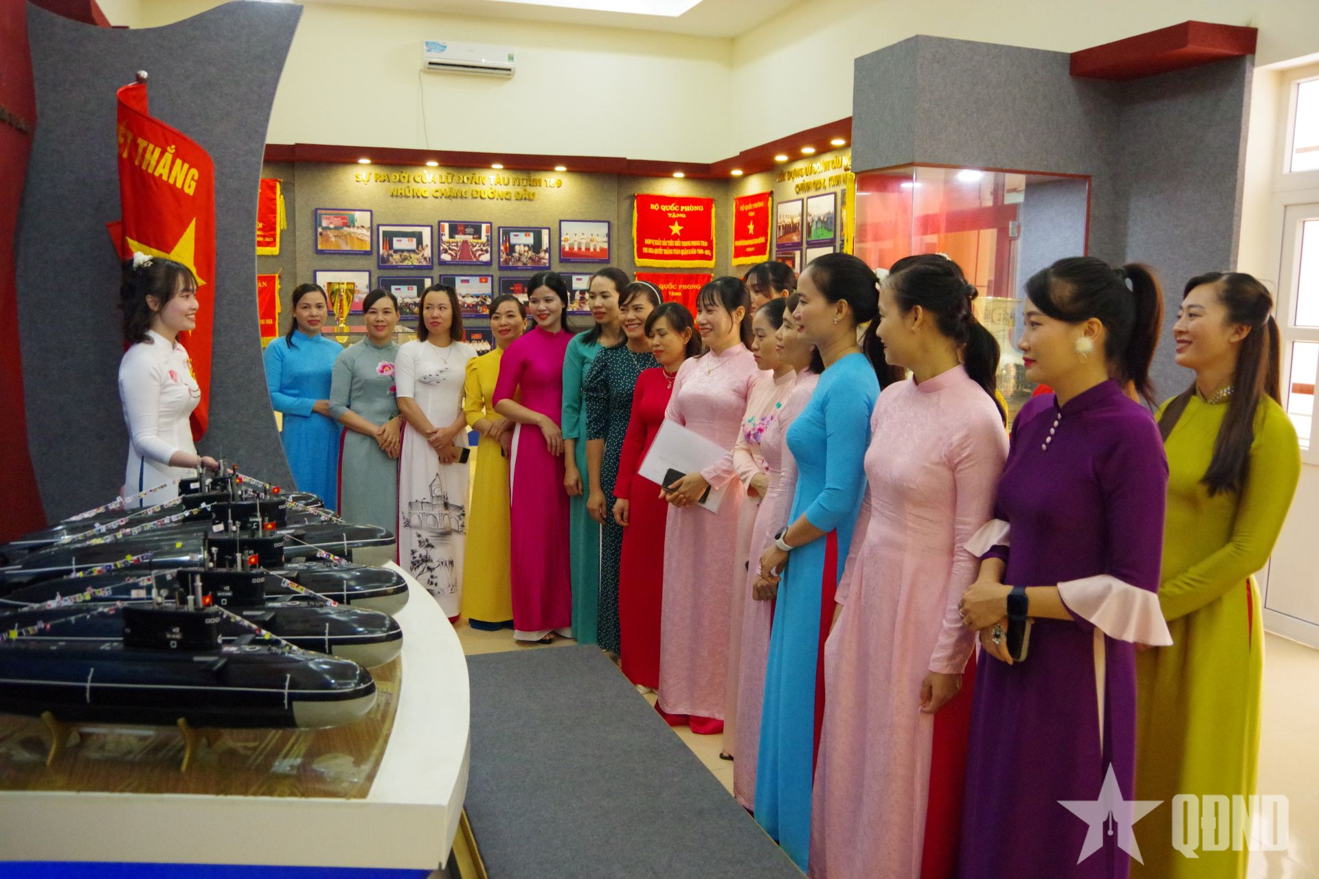 Những “bông hoa” đồng hành với bộ đội tàu ngầm